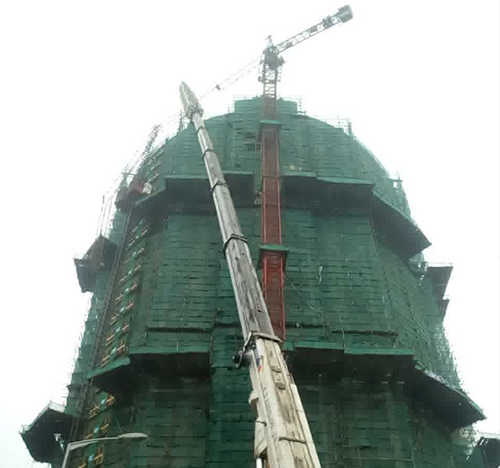 广东吊车在工地上作业