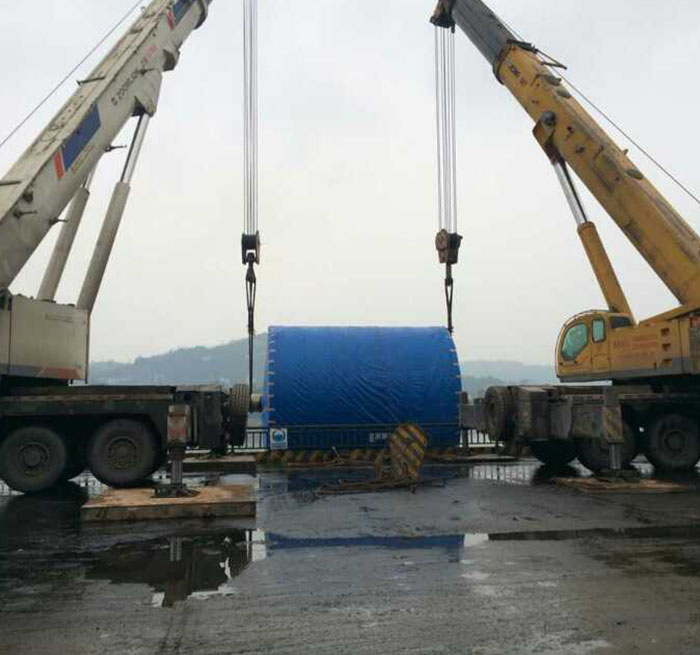 广东吊车正在作业中
